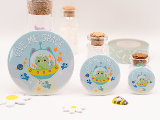 Badge Rond Chat extraterrestre mignon "Give Me Space"
