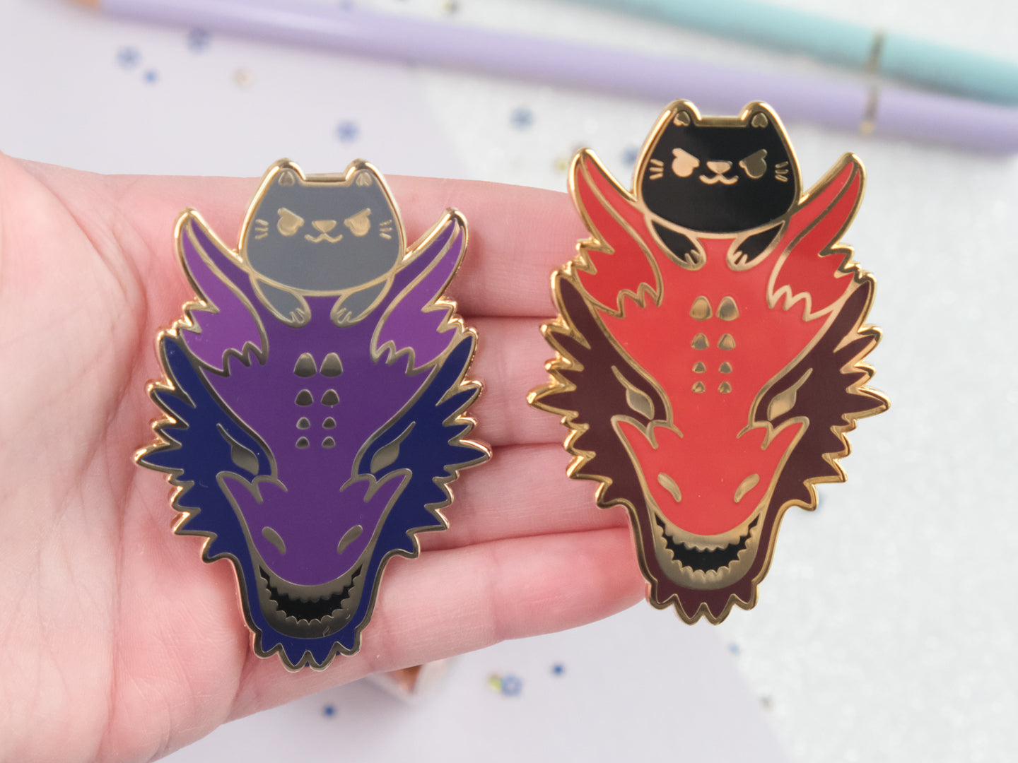 Pins Chat Gris Chevauchant son Dragon Violet