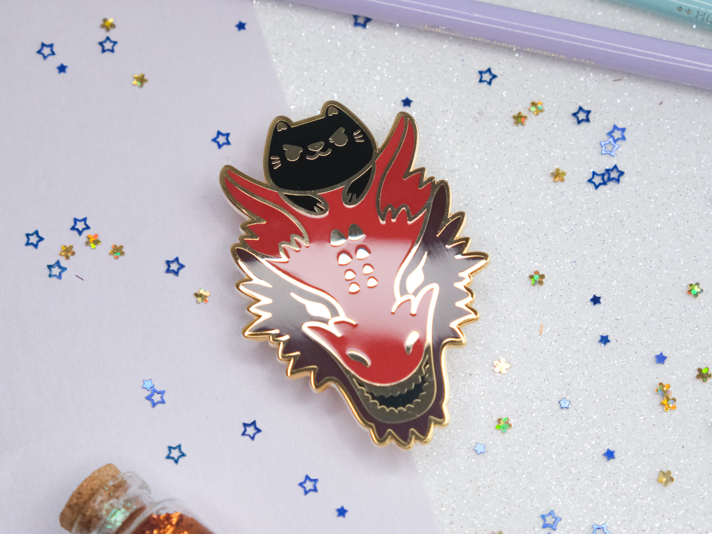 Pins Chat Noir Chevauchant son Dragon Rouge