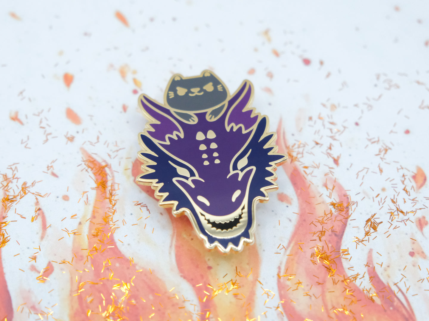 Pins Chat Gris Chevauchant son Dragon Violet