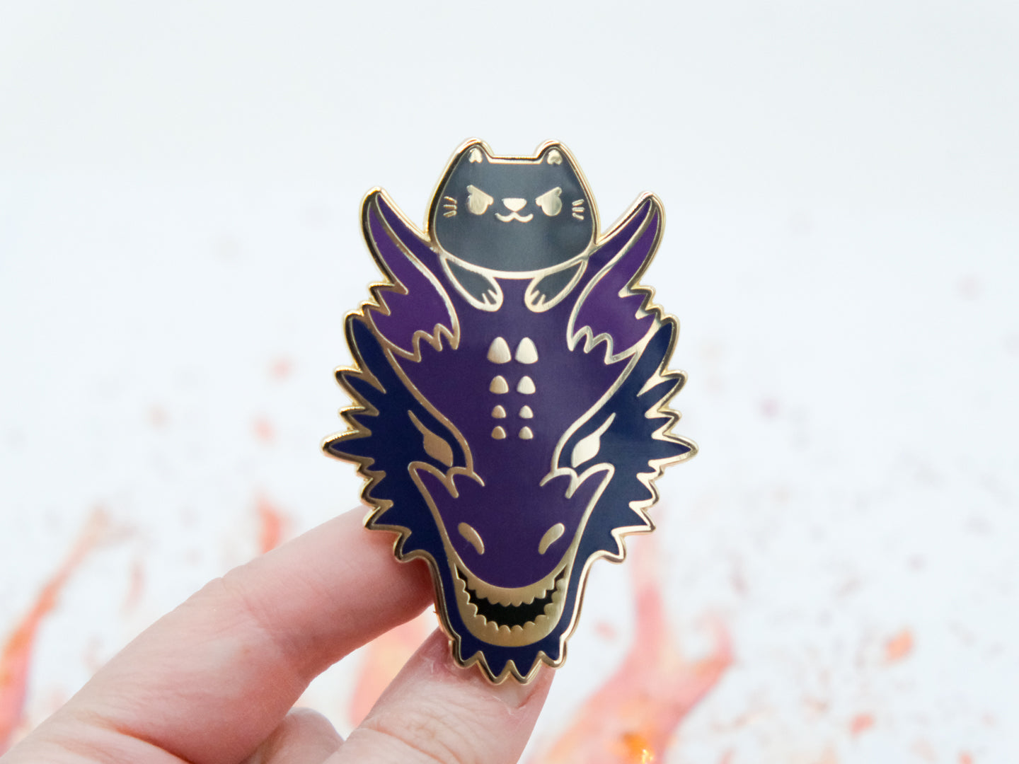 Pins Chat Gris Chevauchant son Dragon Violet