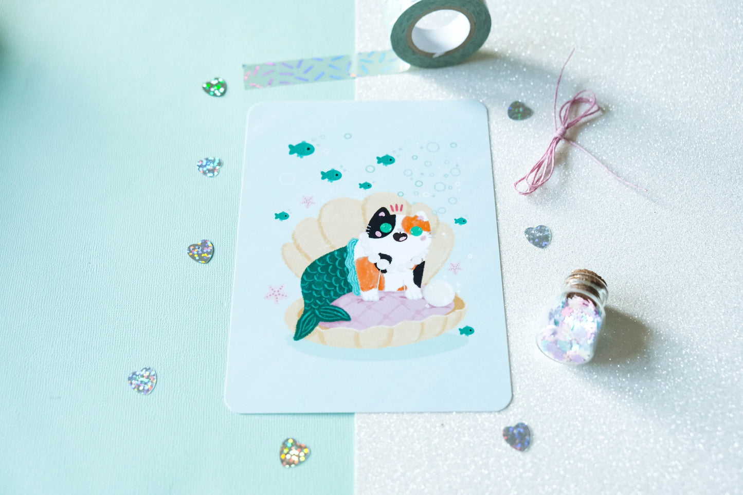 Illustration format carte A6 avec un chat calico sirène dans un coquillage avec une perle parfaite pour offrir ou décorer son intérieur