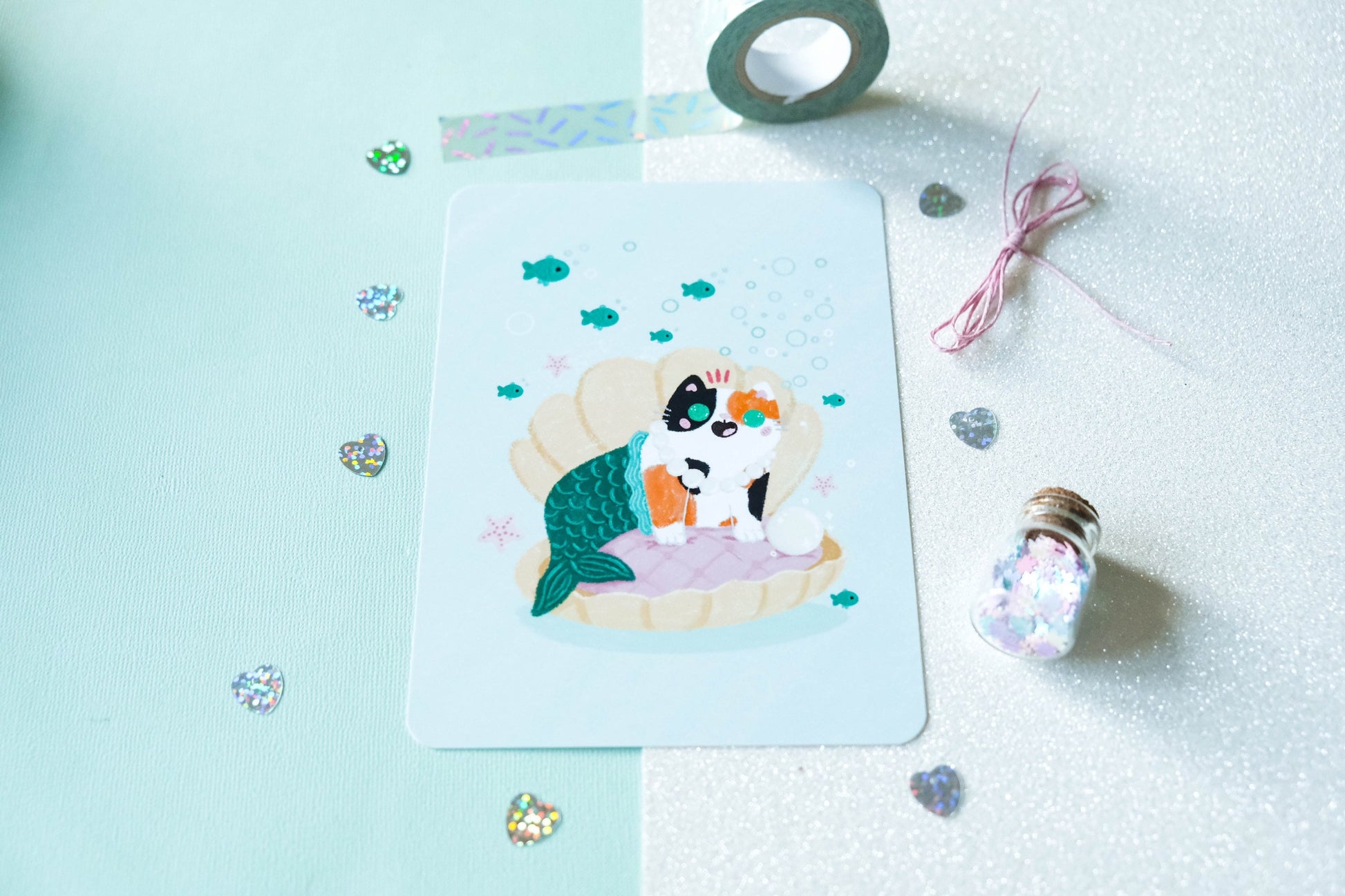 Illustration format carte A6 avec un chat calico sirène dans un coquillage avec une perle parfaite pour offrir ou décorer son intérieur