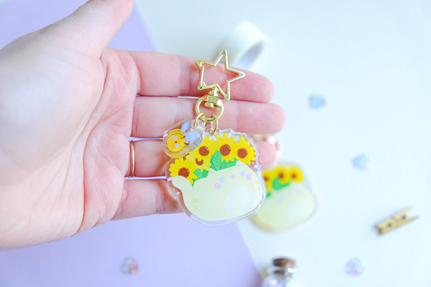 Keychain charm double side kawaii cute cat with bee charm for you keys, tote bag and agenda