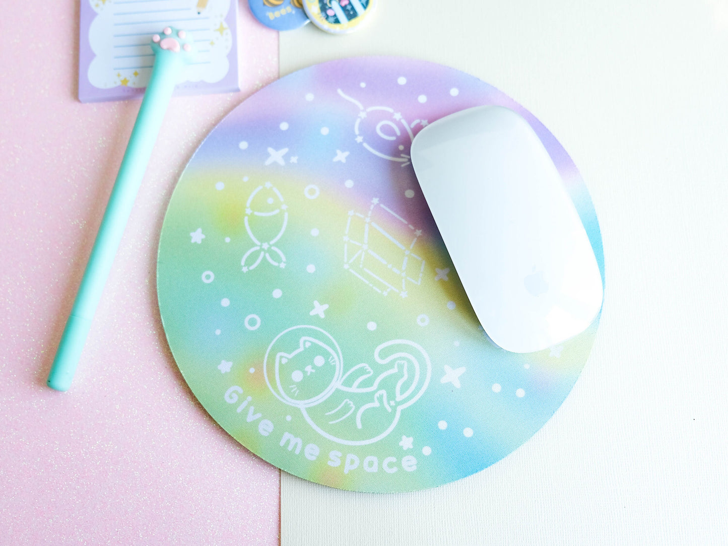 Tapis de souris fait main kawaii coloré arc-en-ciel avec étoiles et chat astronaute parfait pour décorer son bureau