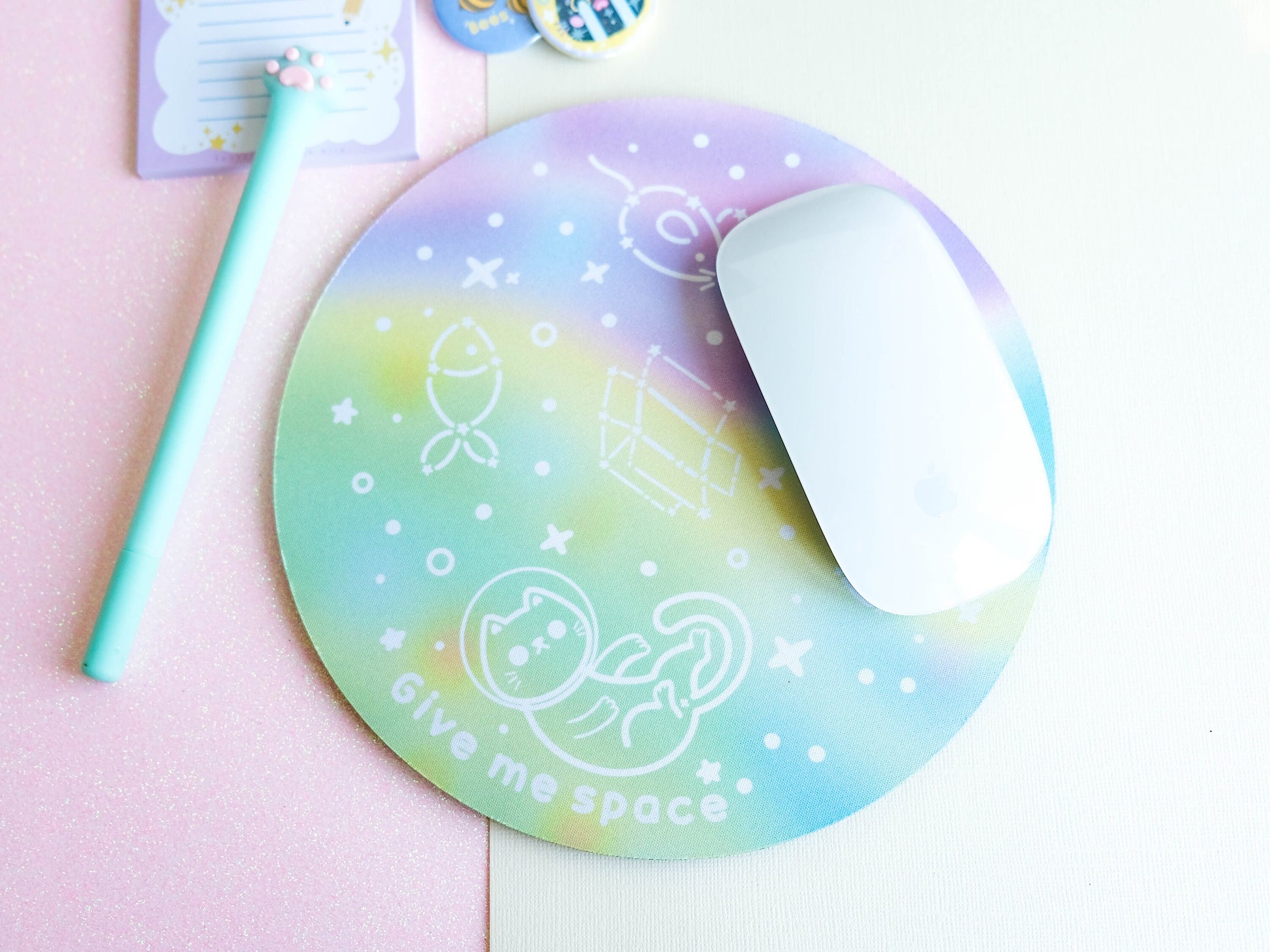 Tapis de souris fait main kawaii coloré arc-en-ciel avec étoiles et chat astronaute parfait pour décorer son bureau
