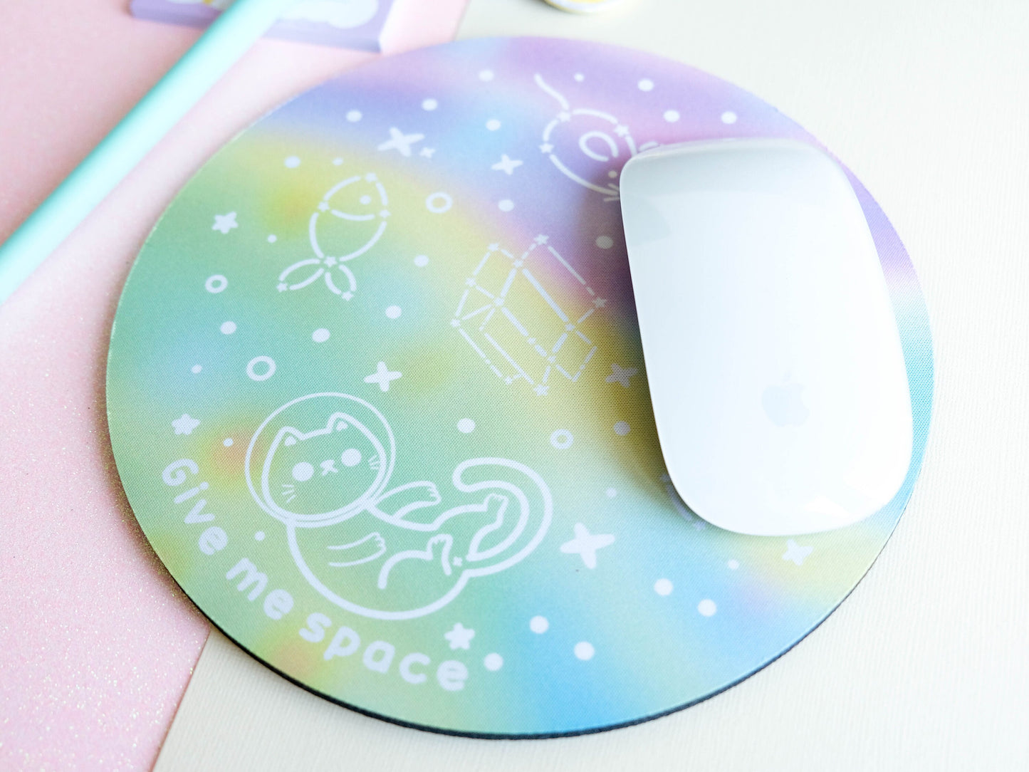 Tapis de souris fait main kawaii coloré arc-en-ciel avec étoiles et chat astronaute parfait pour décorer son bureau