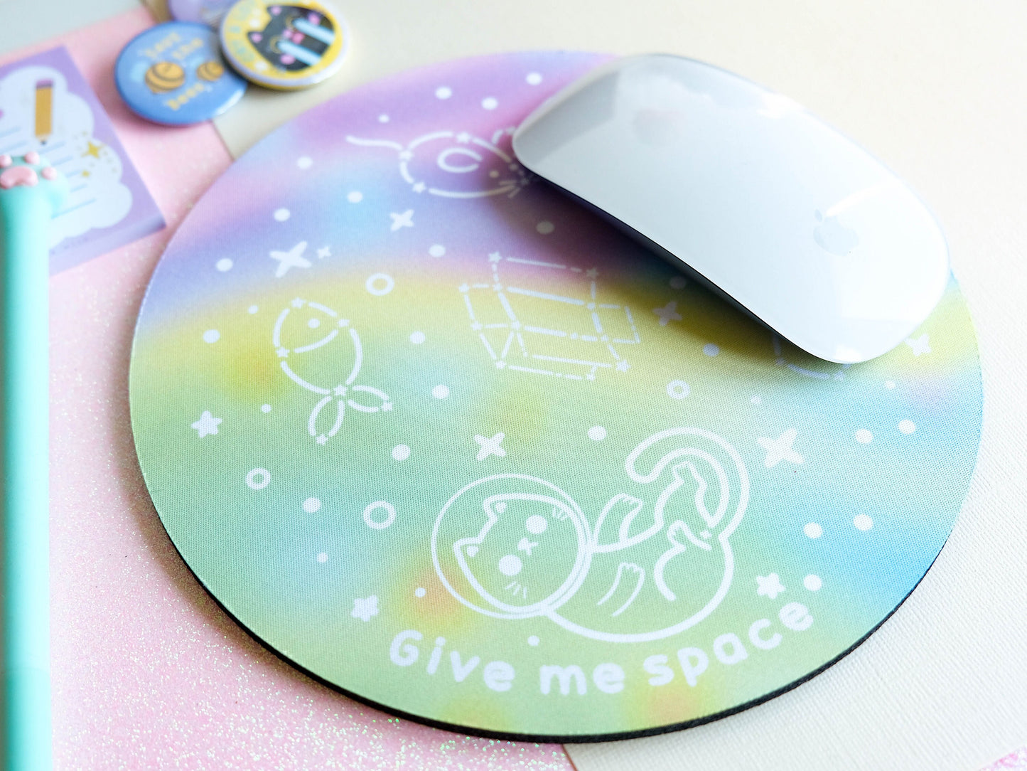 Tapis de souris fait main kawaii coloré arc-en-ciel avec étoiles et chat astronaute parfait pour décorer son bureau