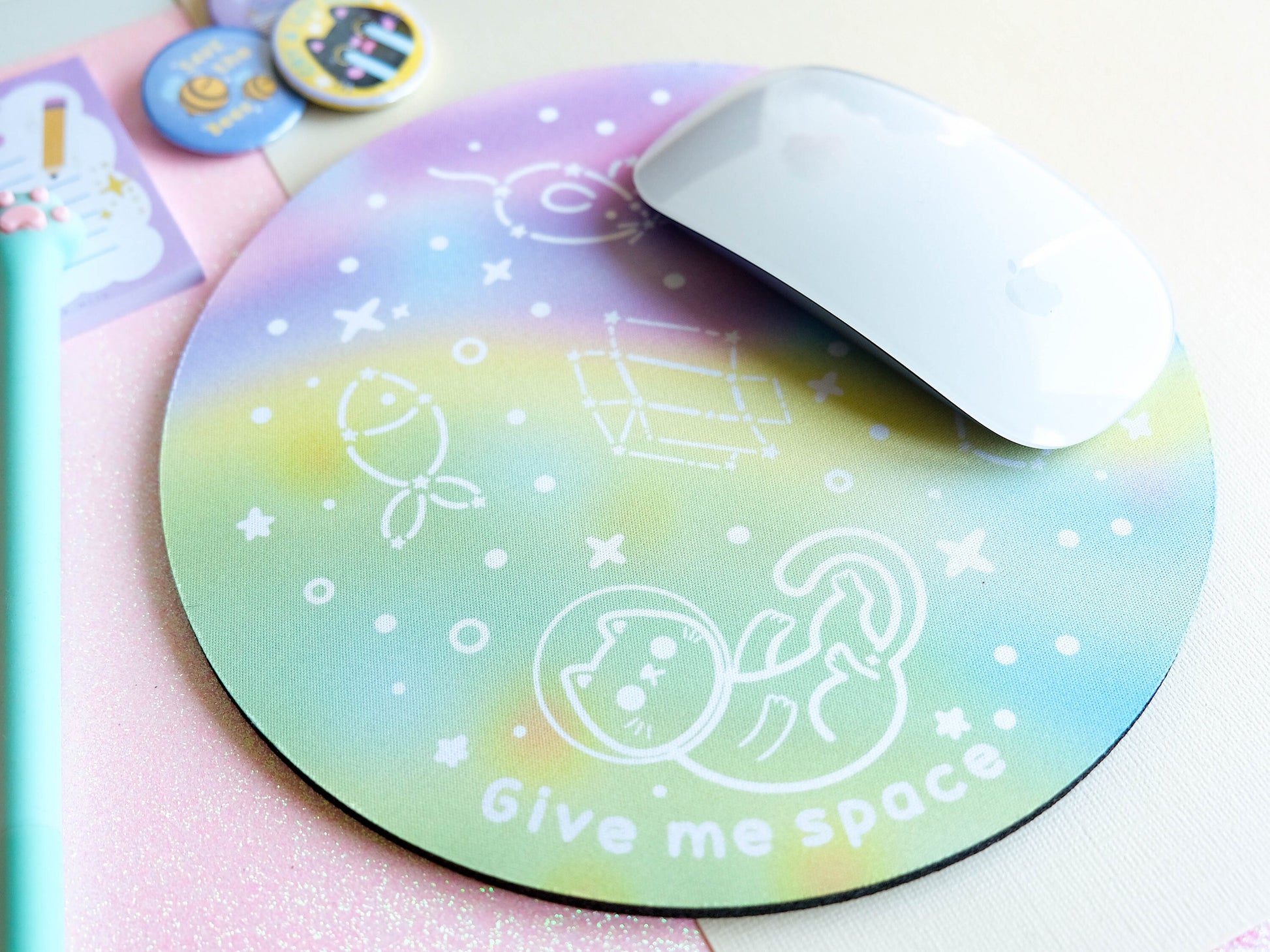 Tapis de souris fait main kawaii coloré arc-en-ciel avec étoiles et chat astronaute parfait pour décorer son bureau