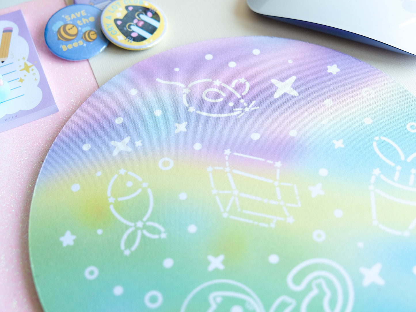 Tapis de souris fait main kawaii coloré arc-en-ciel avec étoiles et chat astronaute parfait pour décorer son bureau