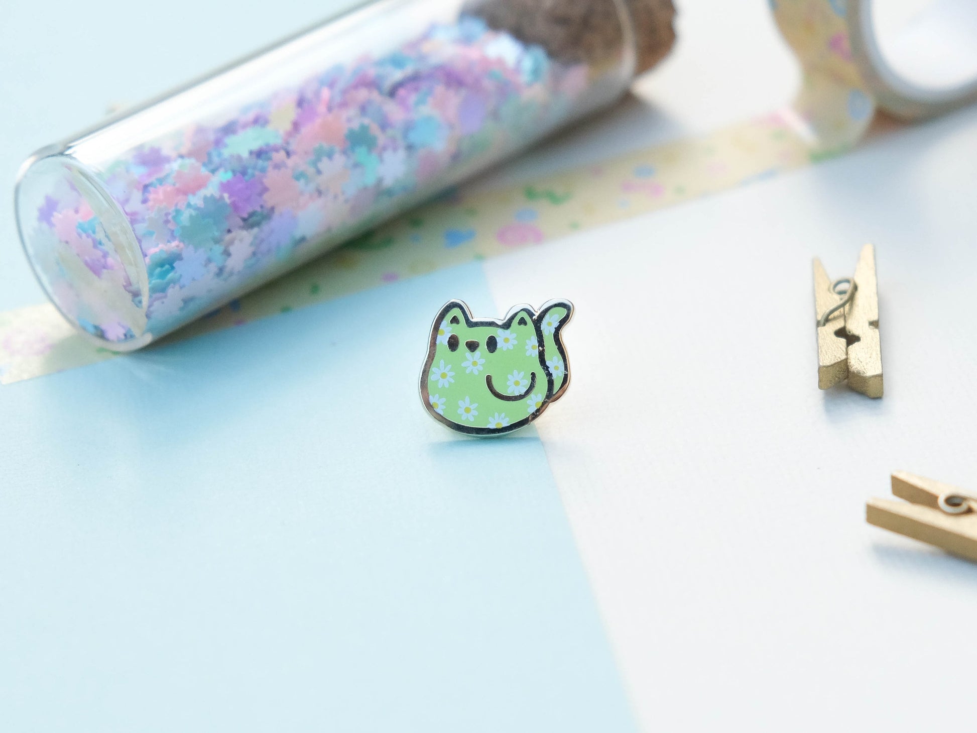 Mini hard cat enamel pin green for board filler with daisies to celebrate Spring and decorate bags and jackets