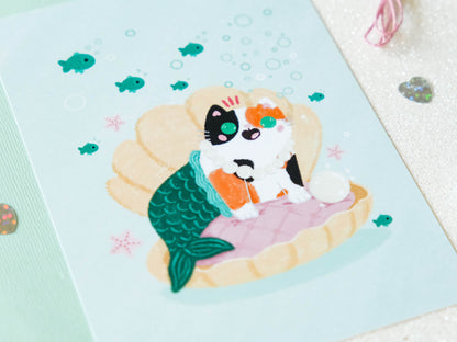 Illustration format carte A6 avec un chat calico sirène dans un coquillage avec une perle parfaite pour offrir ou décorer son intérieur