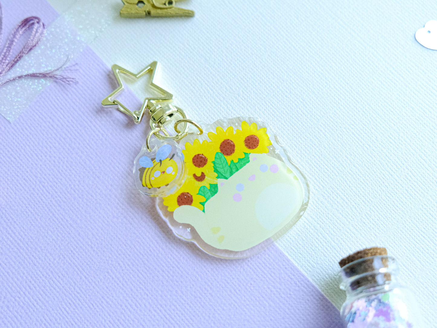 Keychain charm double side kawaii cute cat with bee charm for you keys, tote bag and agenda