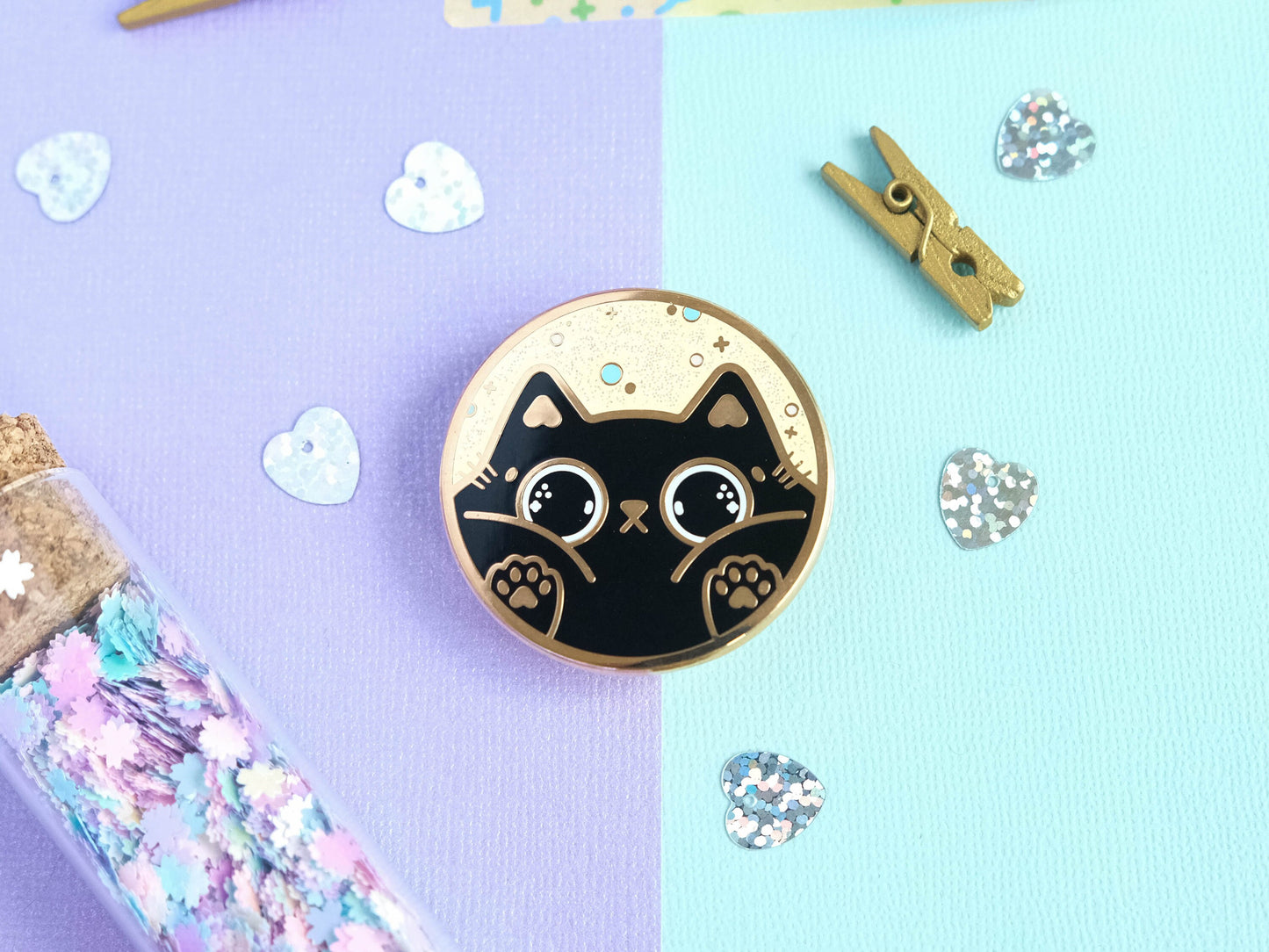 Hard Enamel Round pin with back cat and glitter perfect to decorate your jacket and tote bag