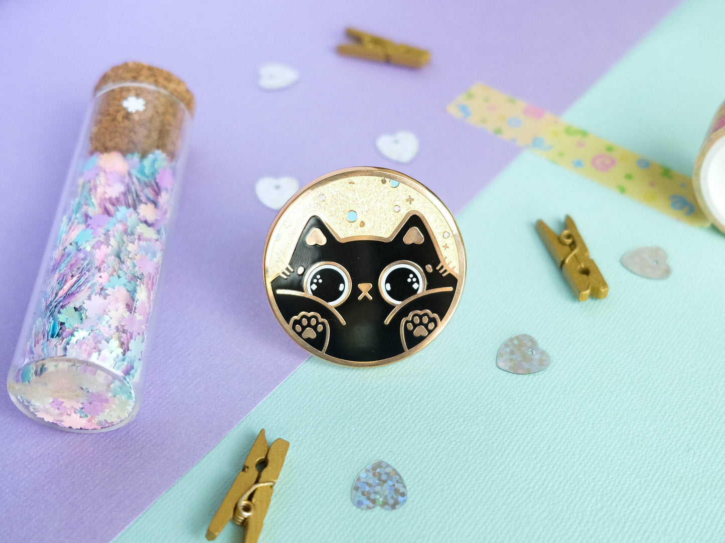 Hard Enamel Round pin with back cat and glitter perfect to decorate your jacket and tote bag