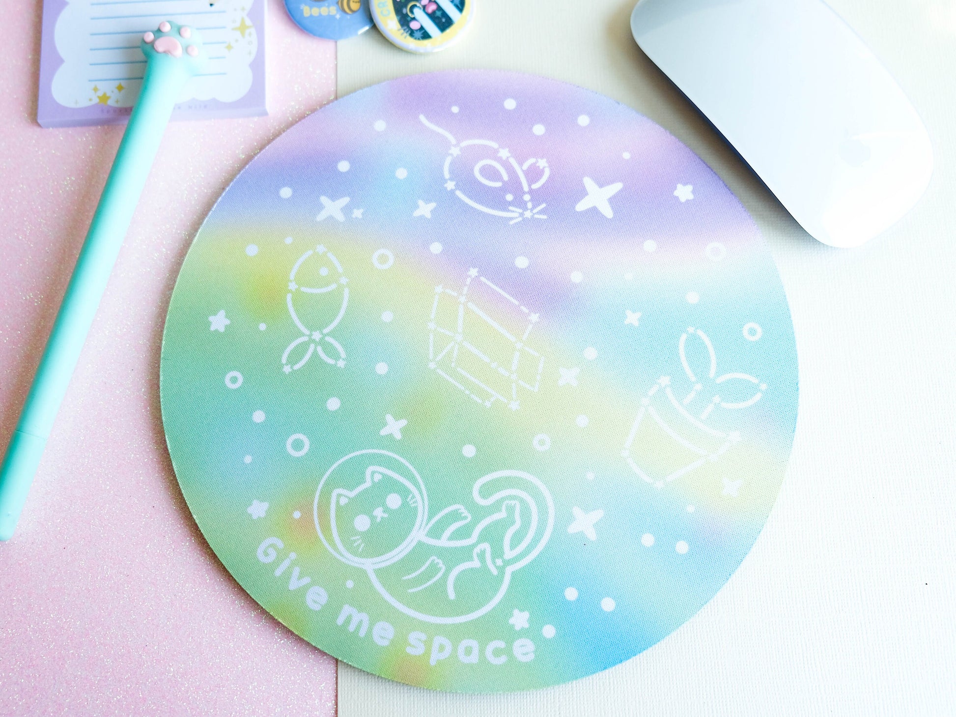 Tapis de souris fait main kawaii coloré arc-en-ciel avec étoiles et chat astronaute parfait pour décorer son bureau